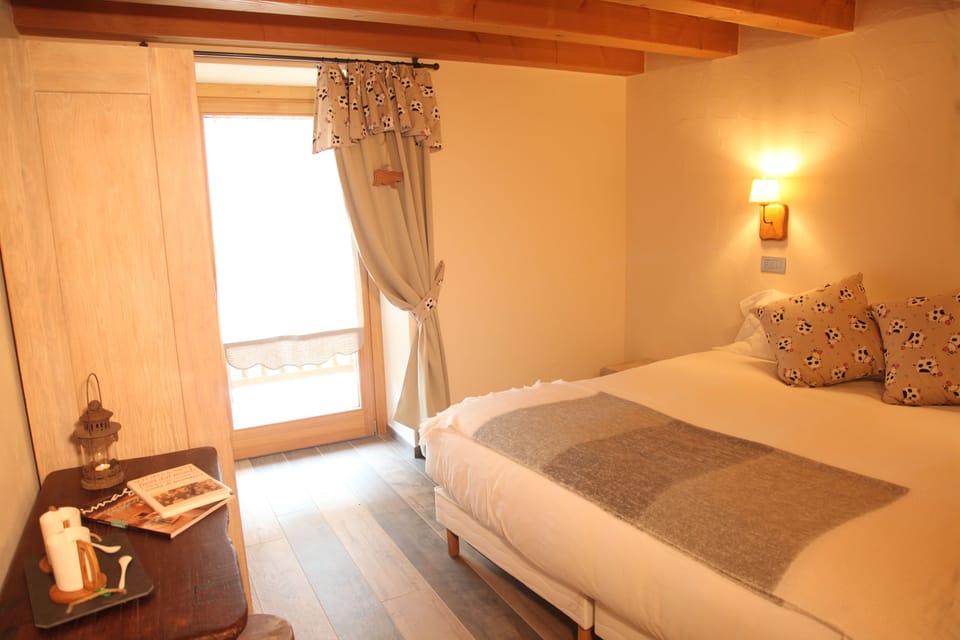 Double or Twin Room (Sci di Fondo) | Desk, blackout drapes, soundproofing, iron/ironing board