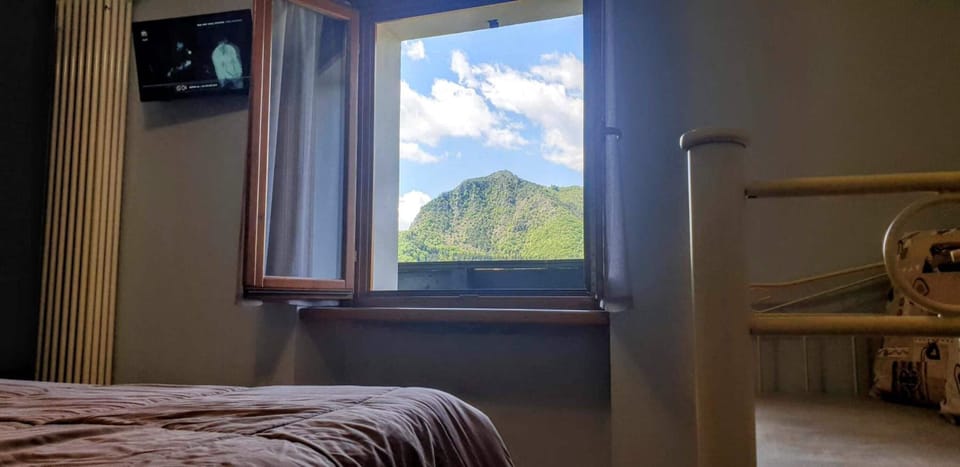 Minibar, desk, soundproofing, cribs (free)