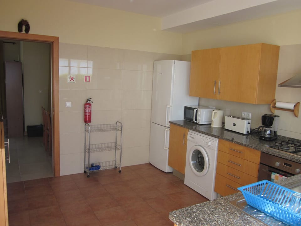 Kitchen with washing-machine and dish washing-machine.