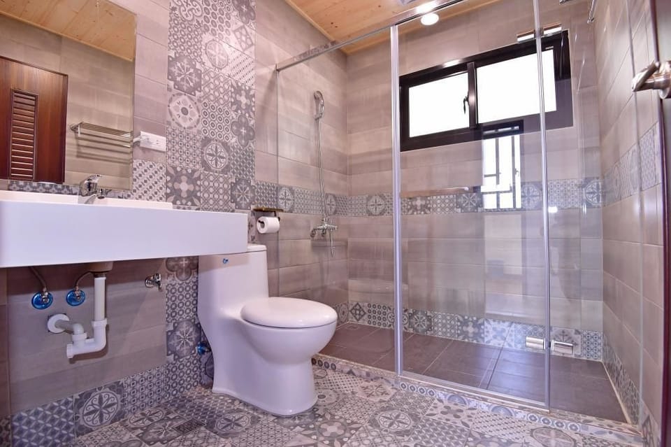 Family Quadruple Room | Bathroom | Free toiletries, hair dryer, slippers, towels