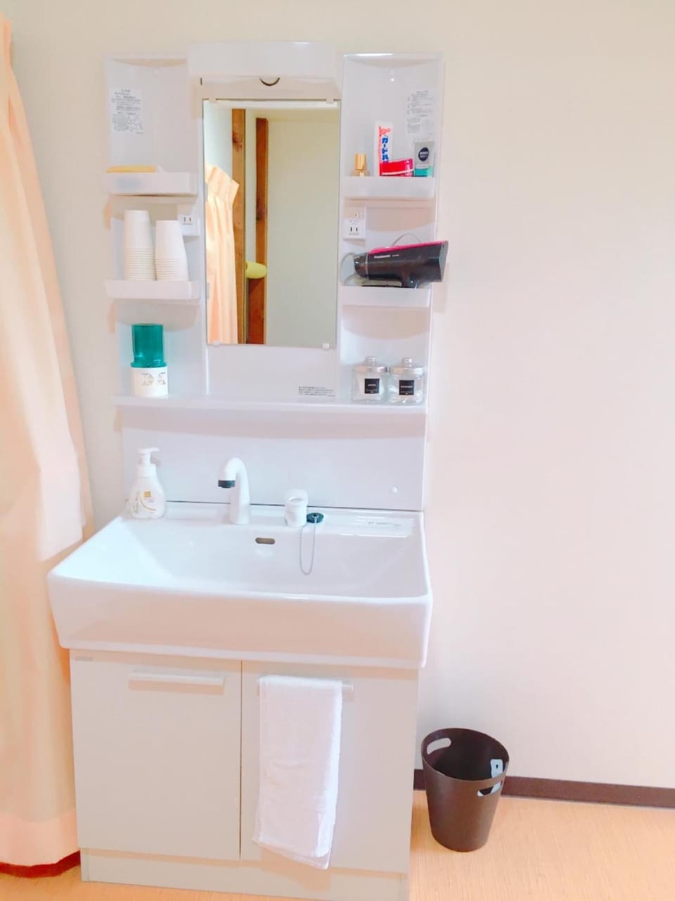 Shower, hydromassage showerhead, free toiletries, hair dryer