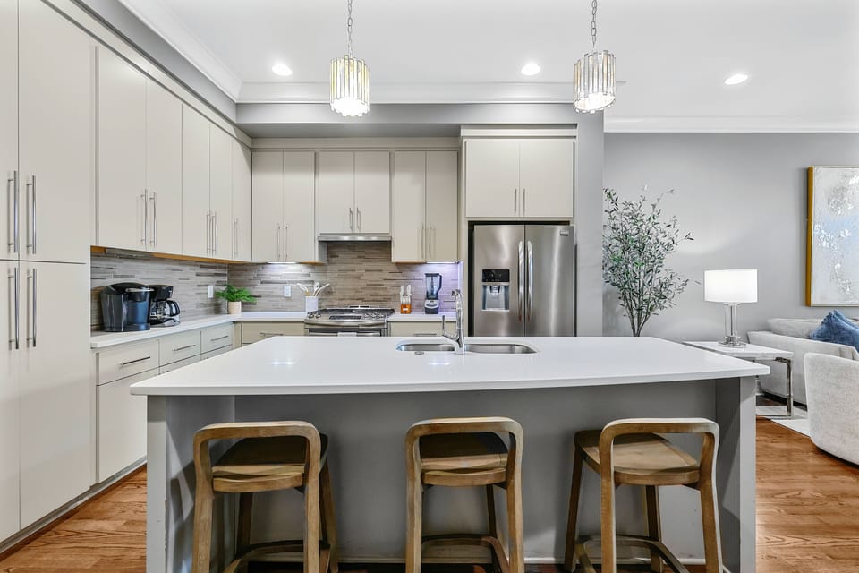 Fully stocked kitchen!