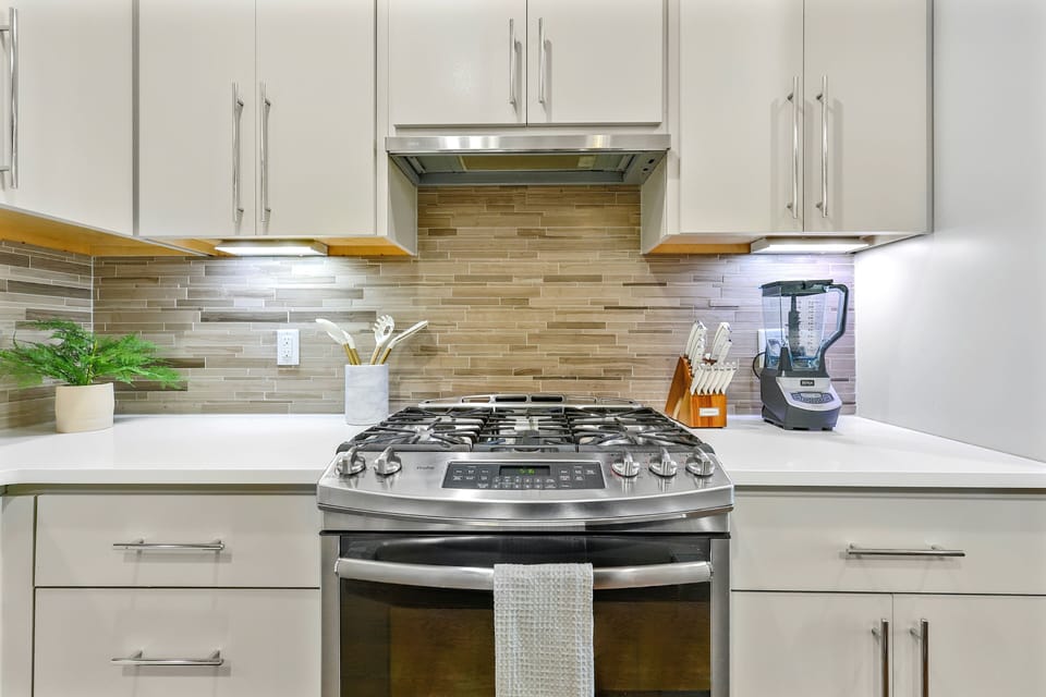 Fully stocked kitchen!