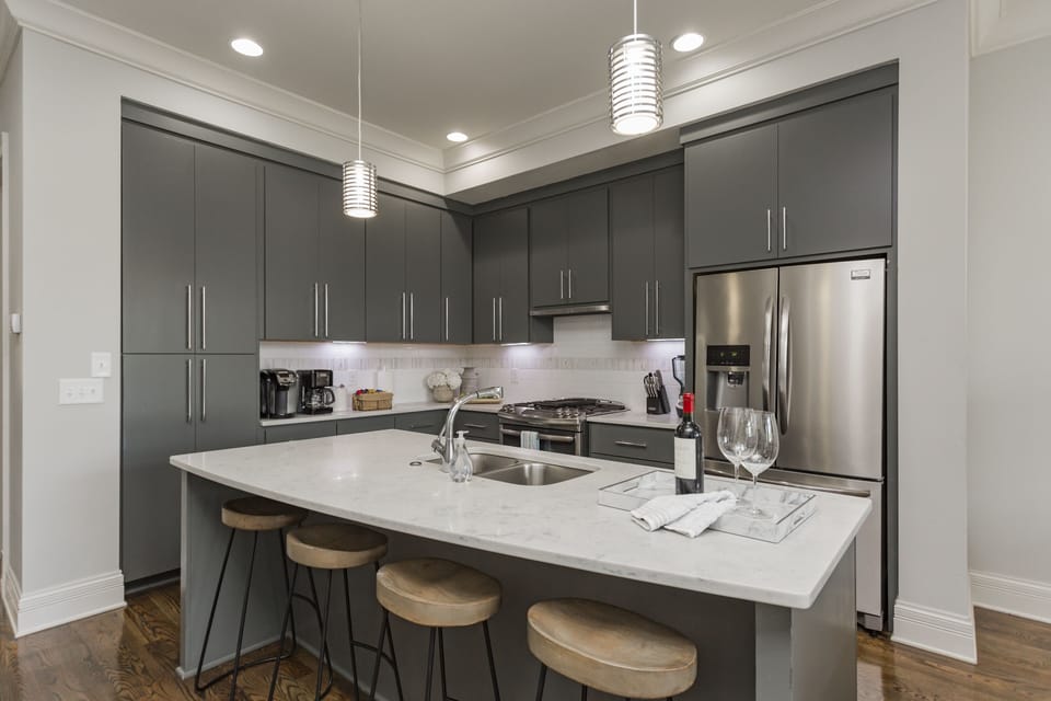 Kitchen w/ large island!