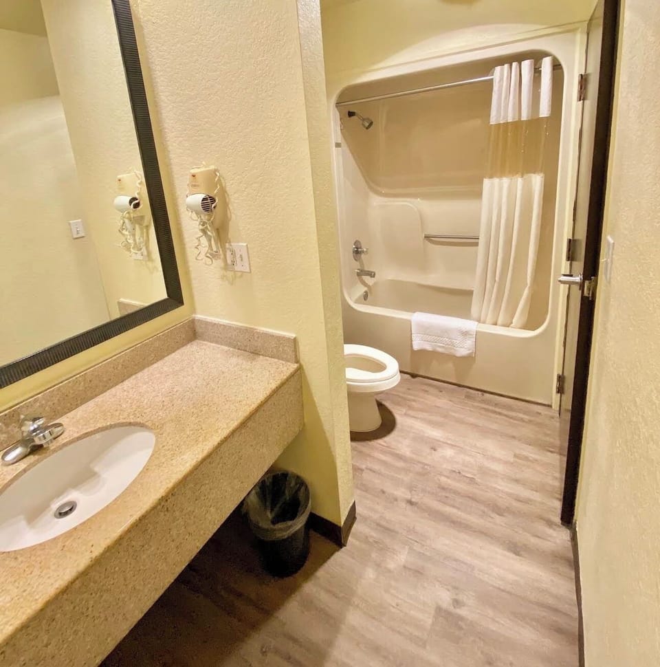 Combined shower/tub, hair dryer, towels