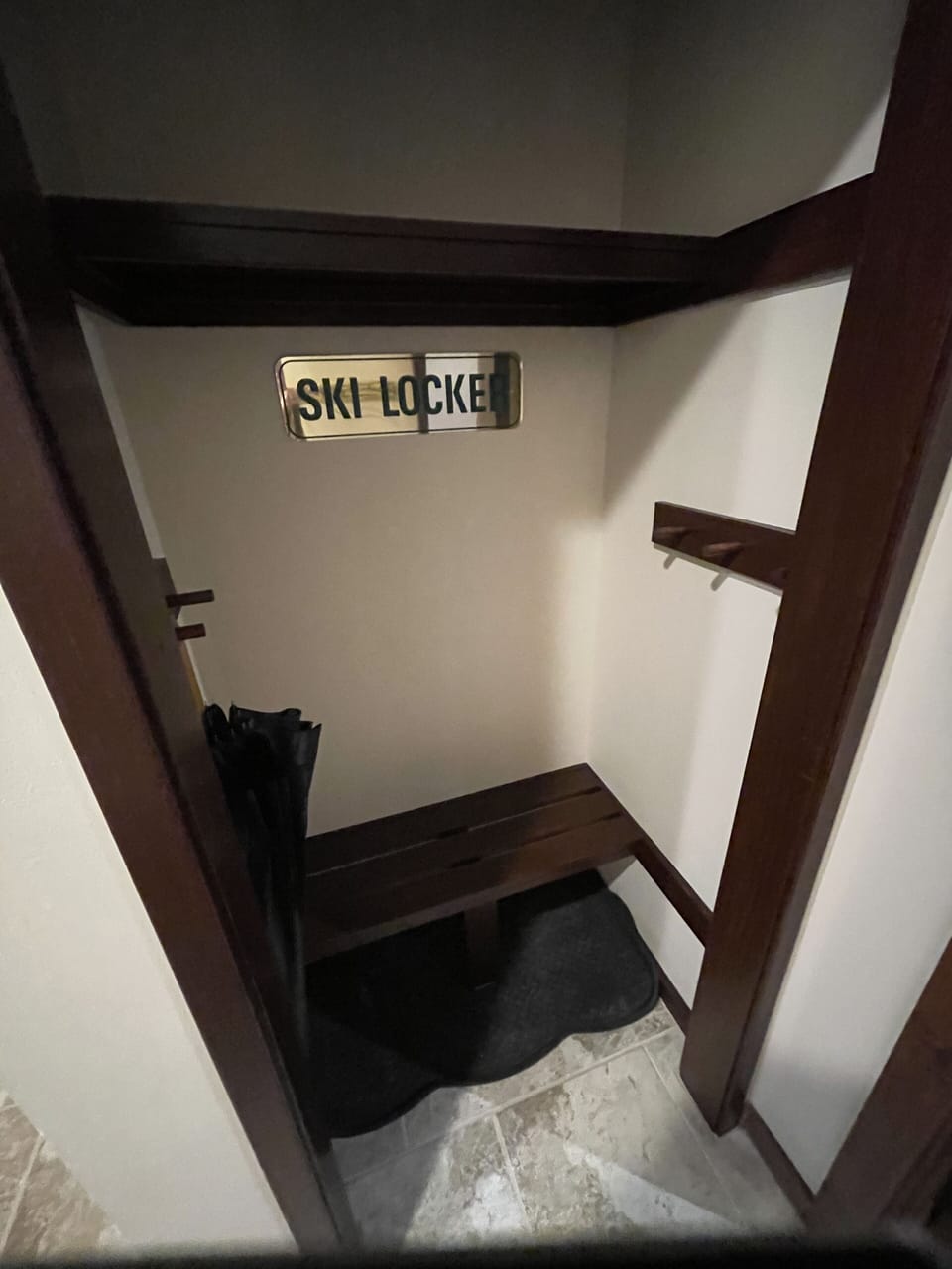 Ski 'locker' open area in entry where skis and boots can be set