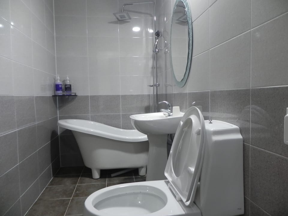 Twin Room | Bathroom | Shower, free toiletries, hair dryer, slippers