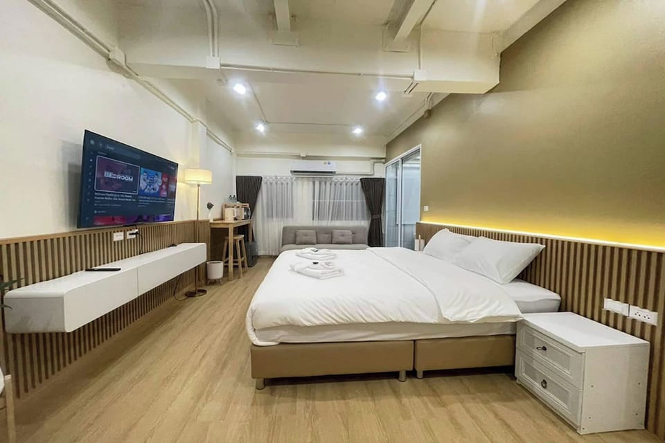 Grand Room | Iron/ironing board, free WiFi, bed sheets
