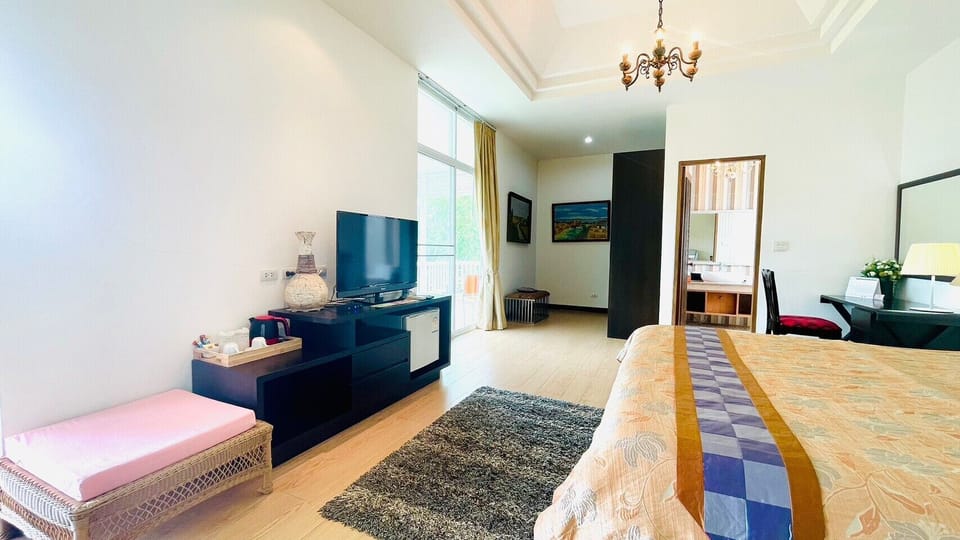 Deluxe Double Room with Mountain View | Minibar, desk, free WiFi