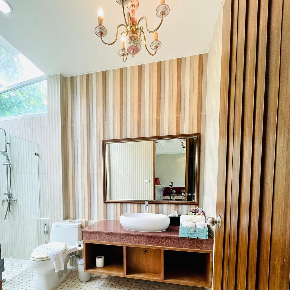 Deluxe Double Room with Mountain View | Bathroom | Shower, free toiletries, hair dryer, towels