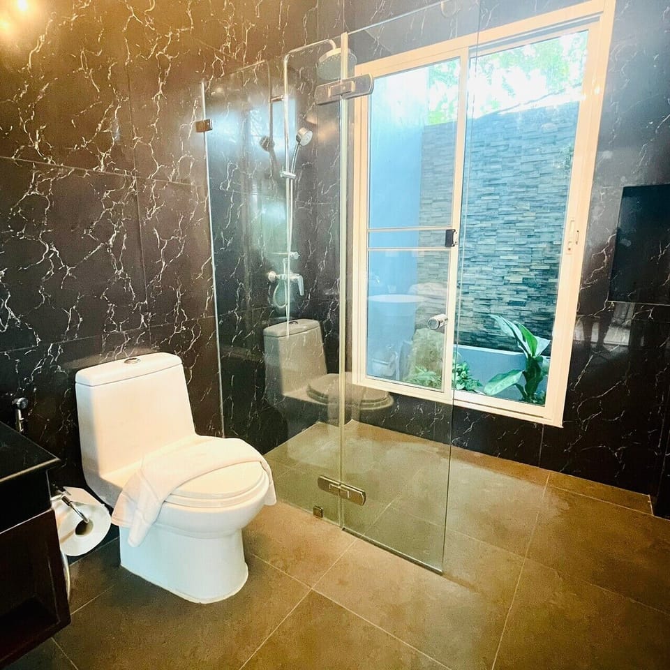 Superior Room with Balcony | Bathroom | Shower, free toiletries, hair dryer, towels