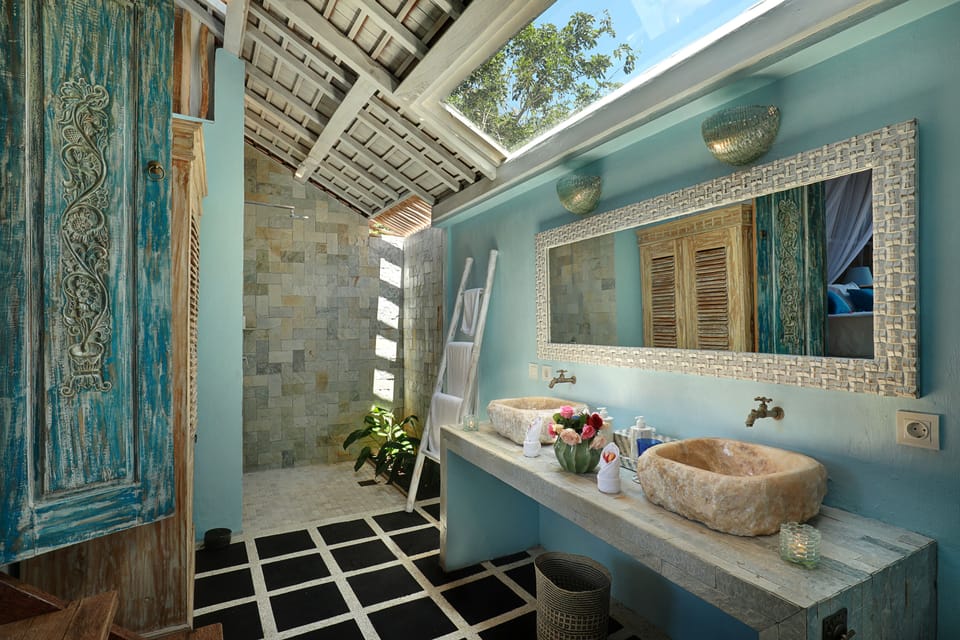 Shower, free toiletries, towels