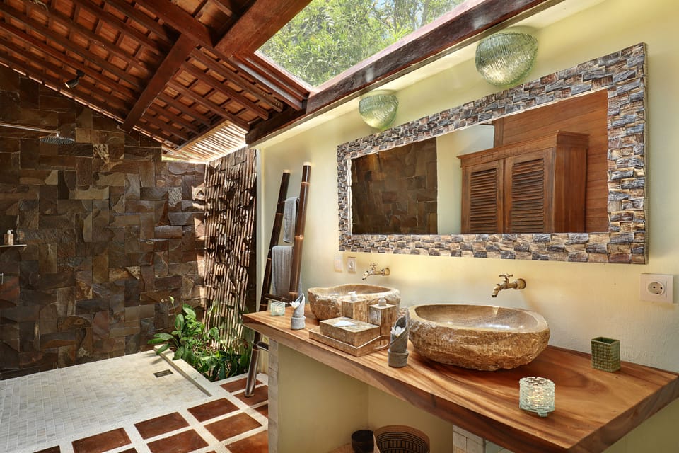 Deluxe Cottage, 1 Queen Bed, Non Smoking | Bathroom | Shower, free toiletries, towels
