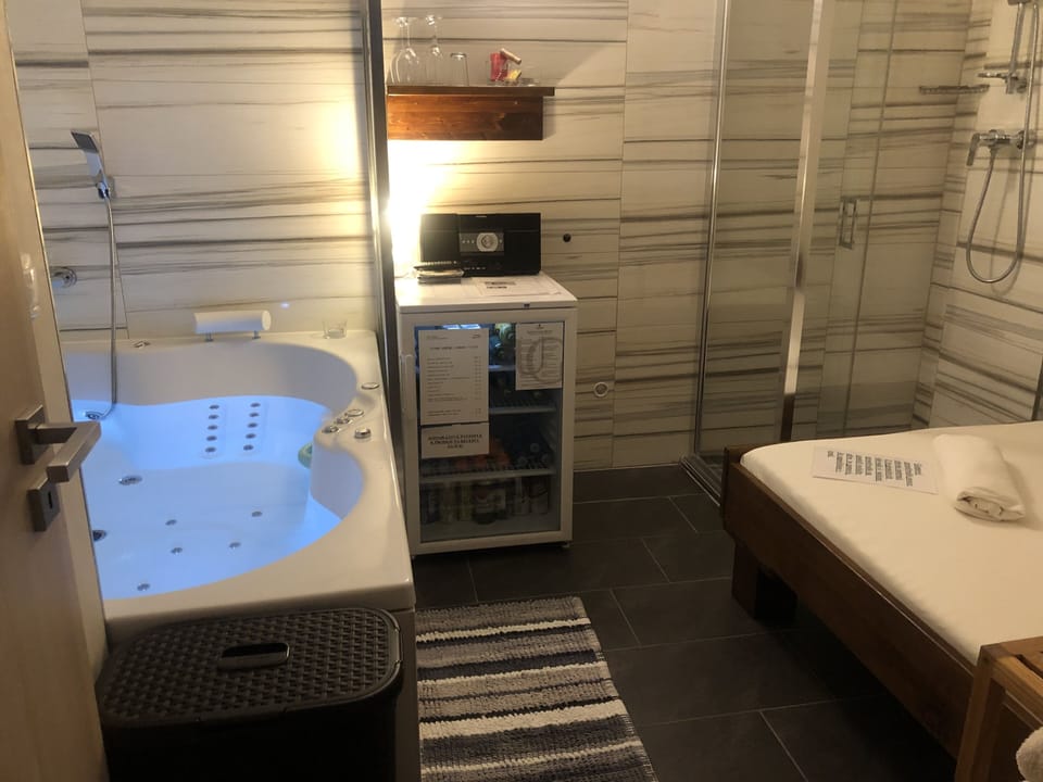Indoor spa tub