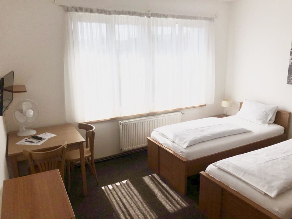 Basic Twin Room, Kitchen | 1 bedroom, desk, blackout drapes, free cribs/infant beds