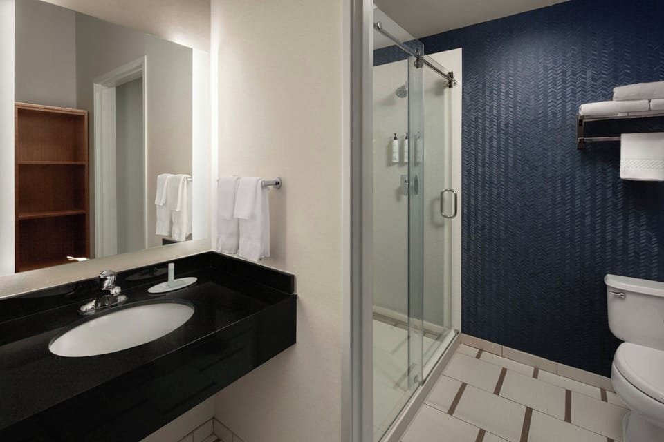 Combined shower/tub, free toiletries, hair dryer