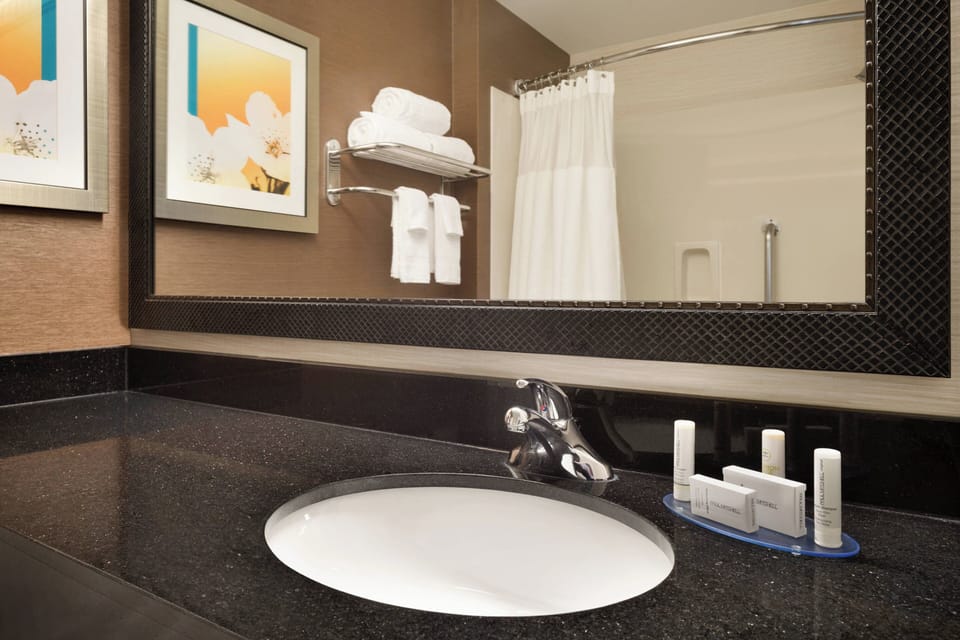 Combined shower/tub, hydromassage showerhead, designer toiletries