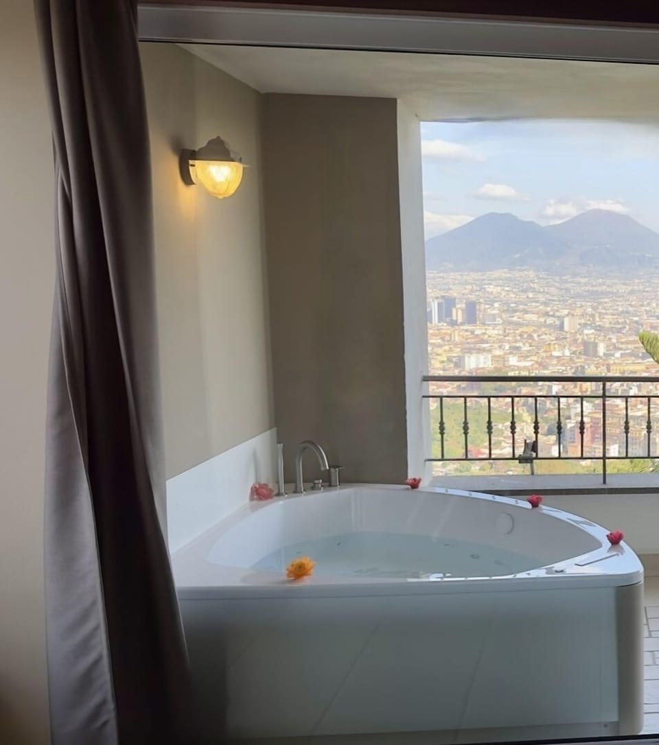 Superior Suite, Ensuite (Suite) | Outdoor spa tub