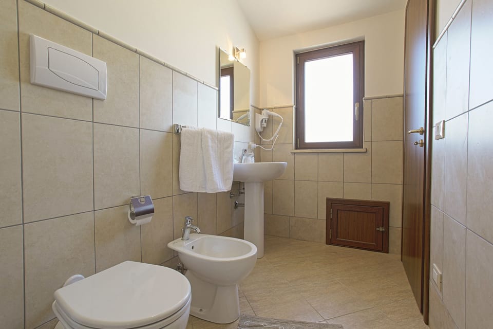 Shower, rainfall showerhead, free toiletries, hair dryer