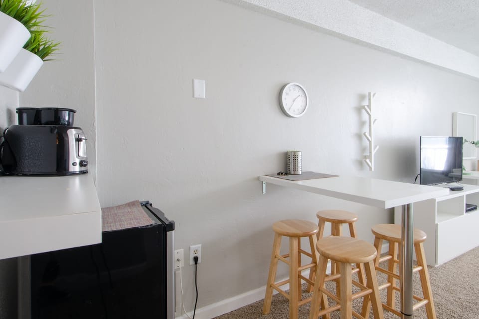 Premium Studio Suite, 2 Queen Beds, Accessible, Kitchen | Dining