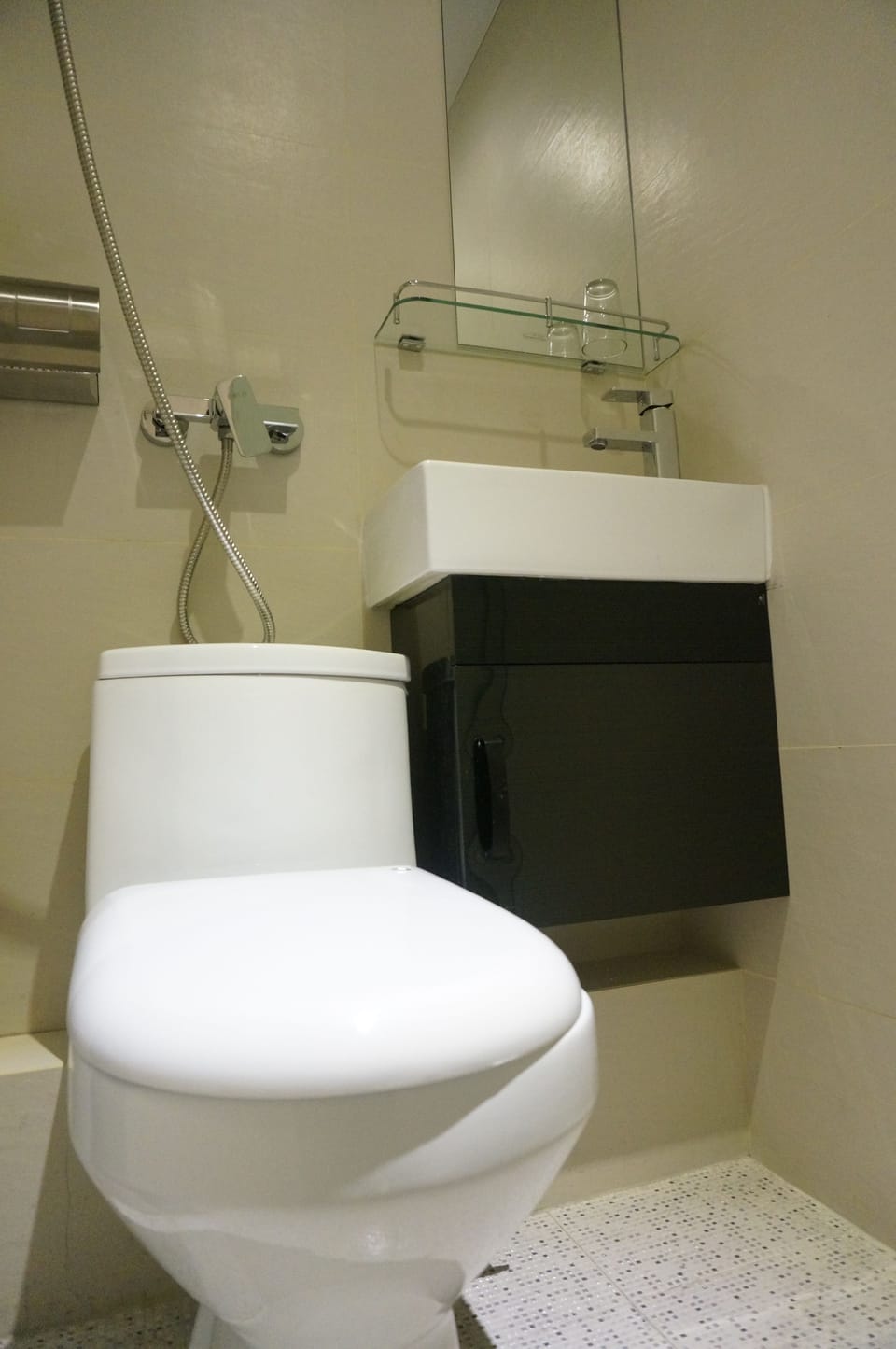 Twin Room | Bathroom | Shower, free toiletries, hair dryer, slippers