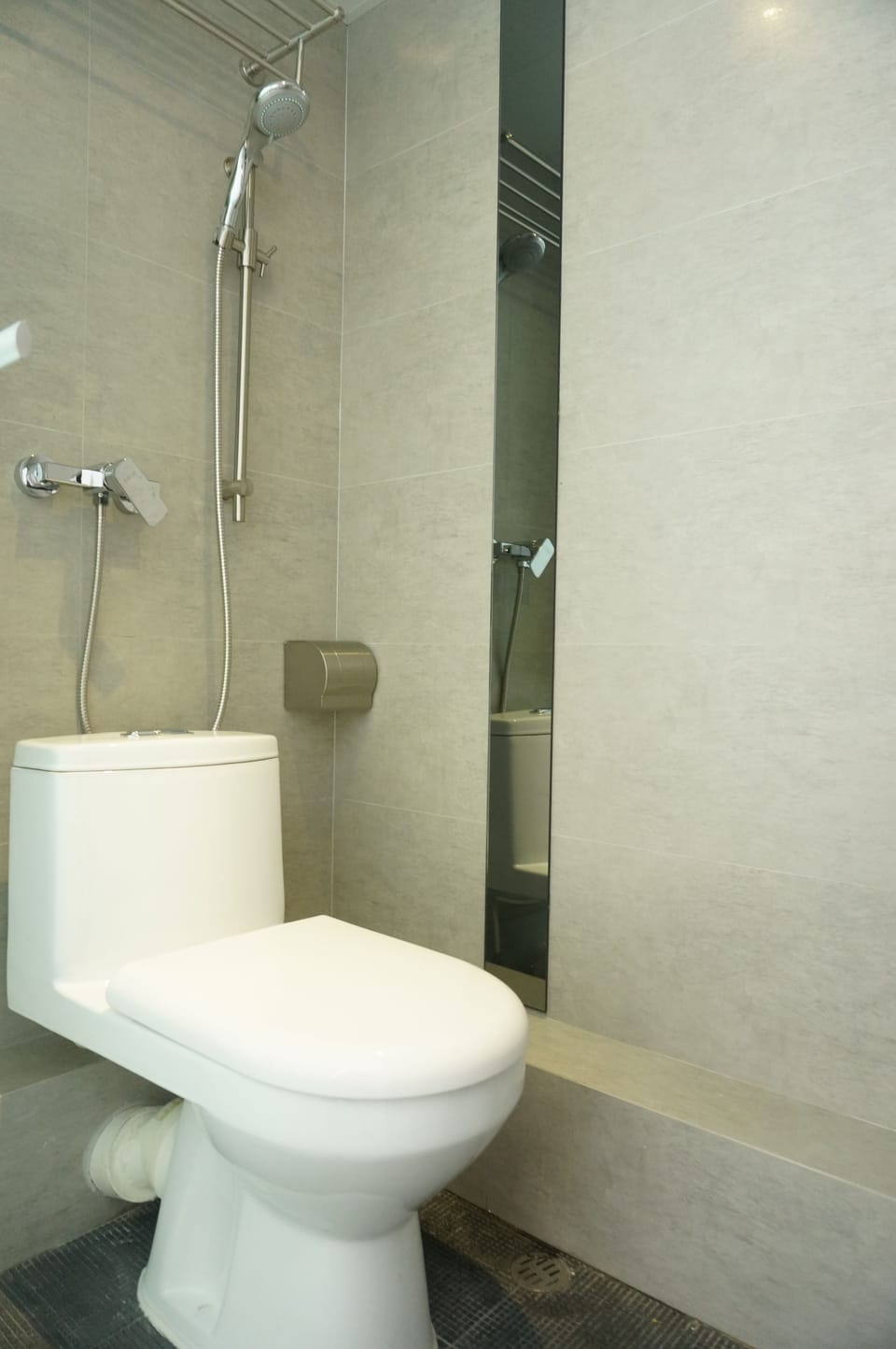 Family Room | Bathroom | Shower, free toiletries, hair dryer, slippers