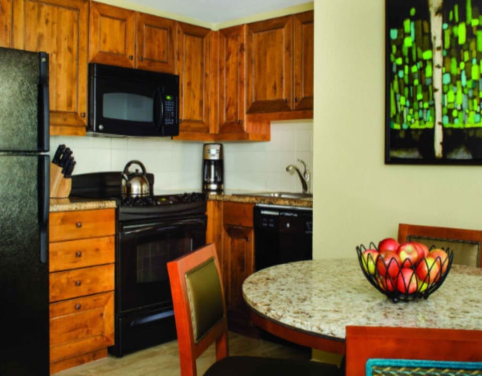 Full Kitchen allows you to relax at lunch and dinner after a fun day of skiing!!