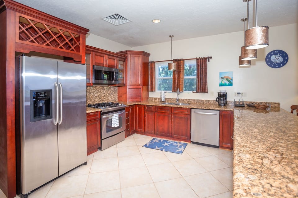 Condo, 3 Bedrooms | Private kitchen | Microwave, coffee/tea maker