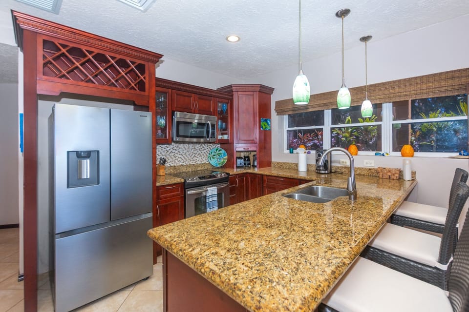 Condo, 2 Bedrooms | Private kitchen | Microwave, oven, coffee/tea maker
