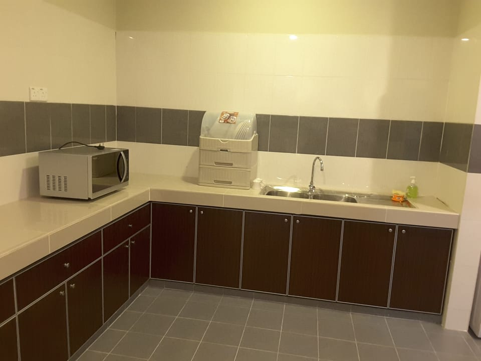 House, 4 Bedrooms | Private kitchenette | Coffee/tea maker, full-size fridge, microwave, electric kettle