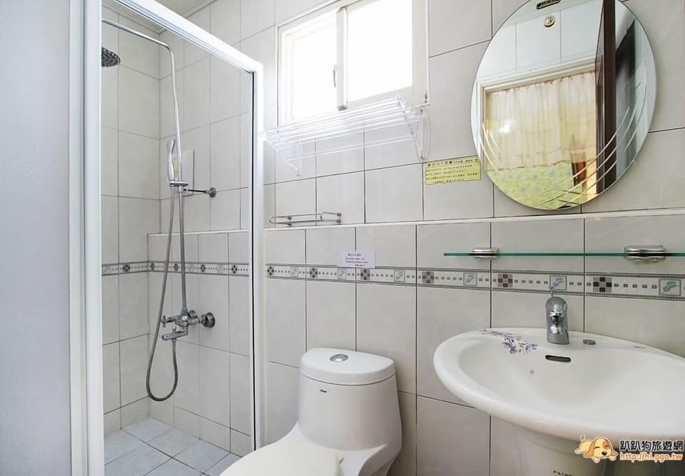 Comfort Triple Room, Private Bathroom | Bathroom | Shower, hair dryer, slippers, shampoo
