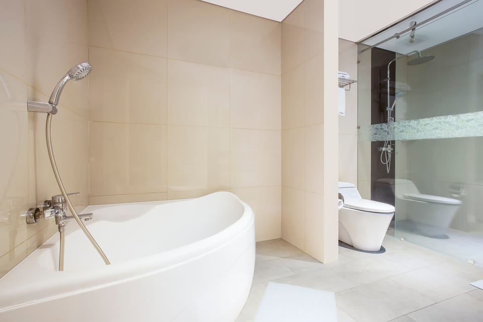 Presidential Room | Bathroom | Shower, rainfall showerhead, eco-friendly toiletries, hair dryer