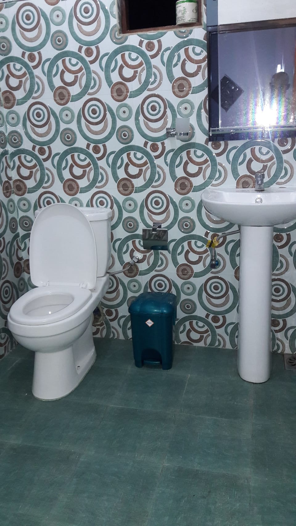 Classic House | Bathroom | Shower, free toiletries, towels