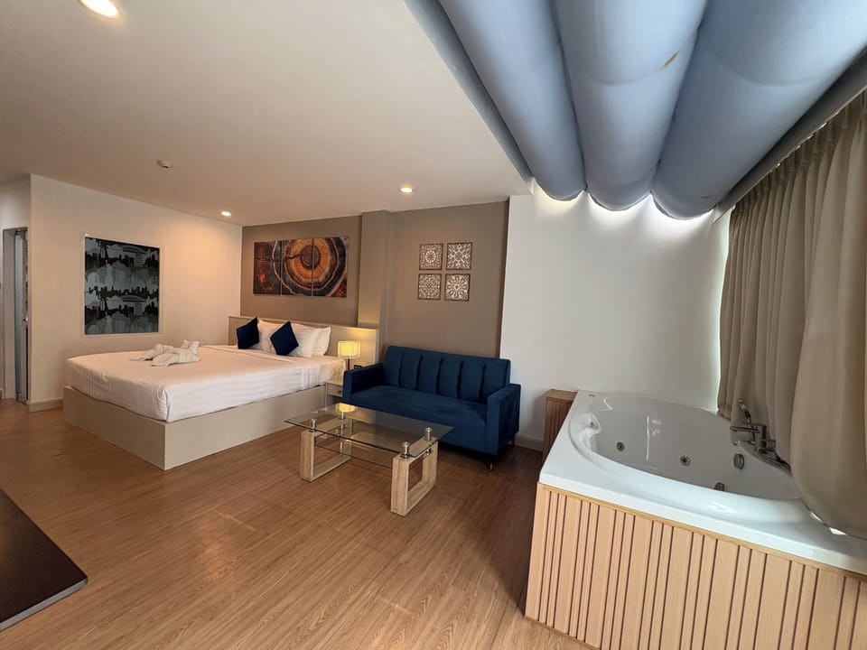 Junior Suite with Jacuzzi | Minibar, in-room safe, desk, soundproofing