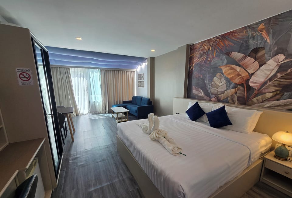 Junior Suite Pool Access | Minibar, in-room safe, desk, soundproofing