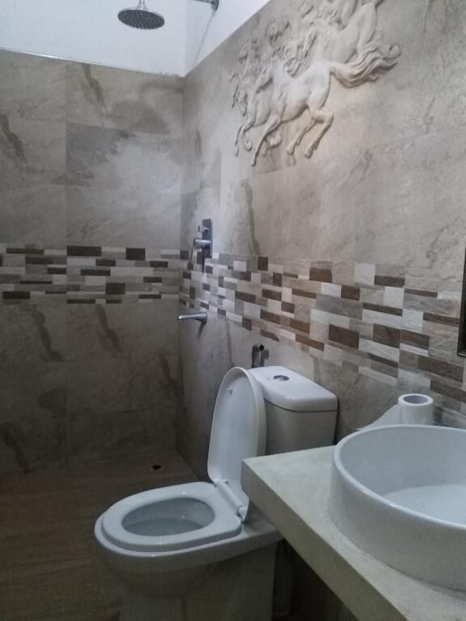 Classic Room, 1 Bedroom, Accessible, Garden Area | Bathroom | Shower, free toiletries, towels