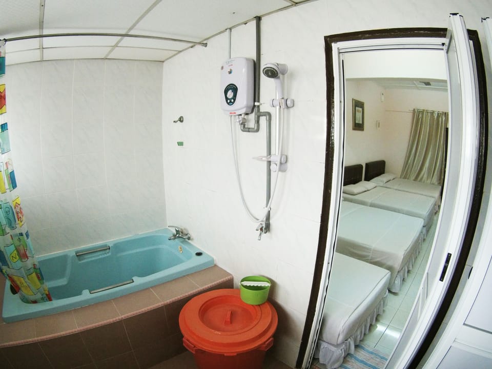 House, 4 Bedrooms | Deep soaking bathtub