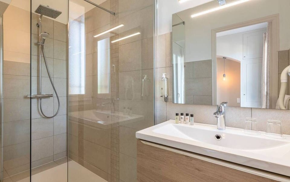Comfort Double Room, Sea View (Confort 2ème étage, balcon) | Free cribs/infant beds, free WiFi, bed sheets