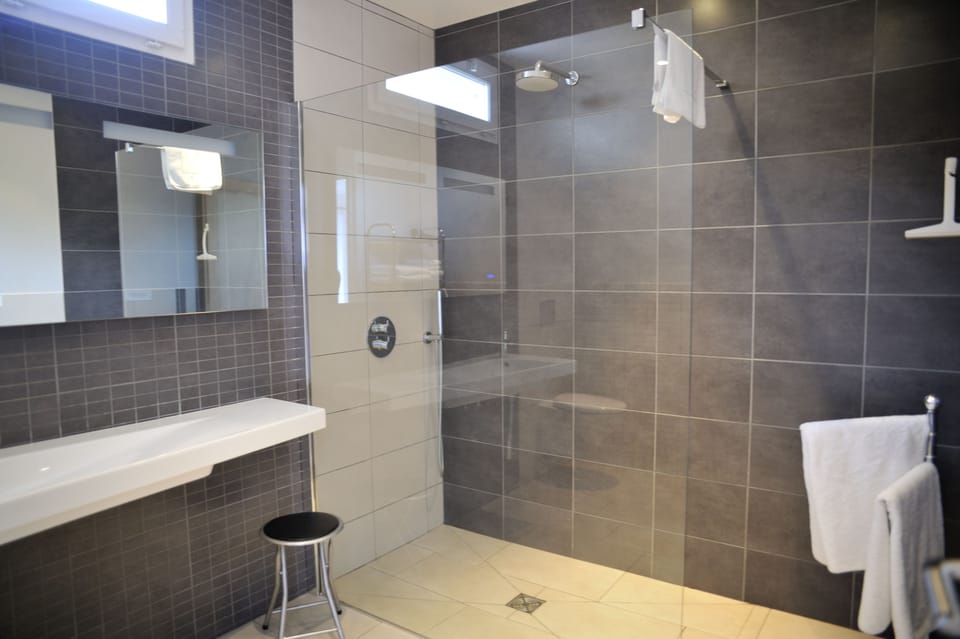 Junior Suite | Free cribs/infant beds, free WiFi, bed sheets