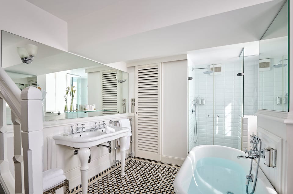 Royal Suite | Bathroom | Shower, free toiletries, hair dryer, bathrobes