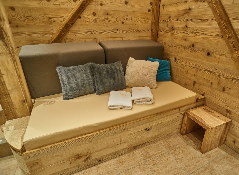 Sauna, hot tub