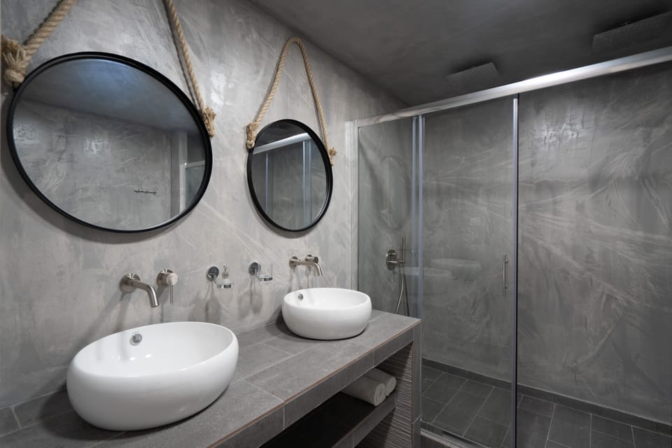 Superior Double Room By The Pool | Bathroom | Shower, free toiletries, hair dryer, towels