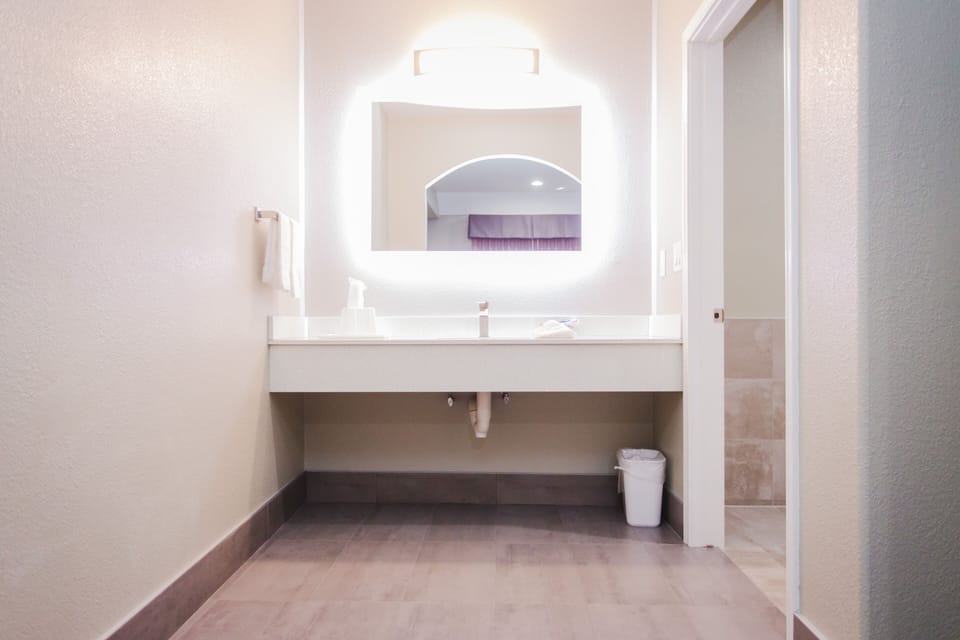Bathtub, towels