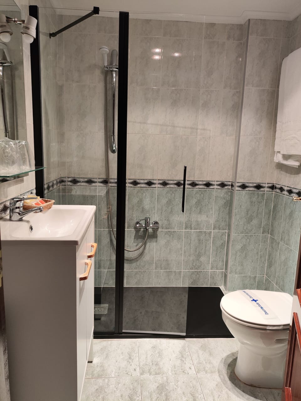 Twin Room, 2 Twin Beds | Bathroom | Free toiletries, hair dryer, towels
