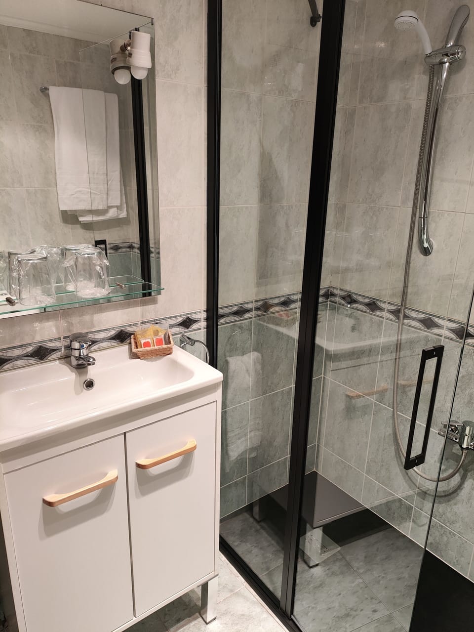 Twin Room, 2 Twin Beds | Bathroom | Free toiletries, hair dryer, towels