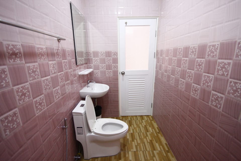 Family Room | Bathroom | Shower, free toiletries, towels