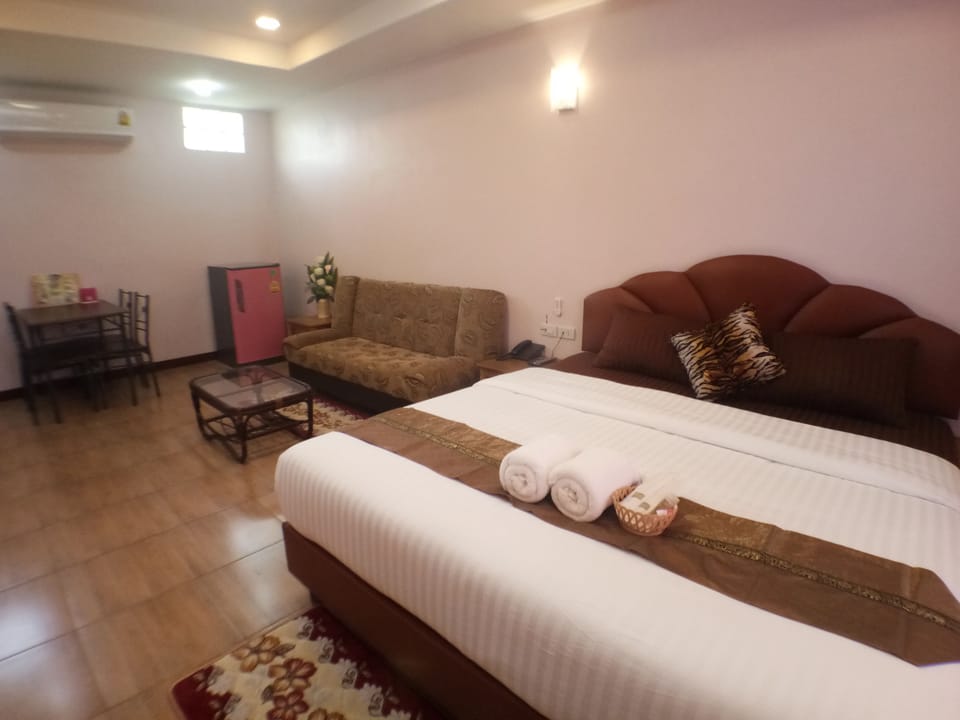 Minibar, desk, iron/ironing board (on request), WiFi (free)