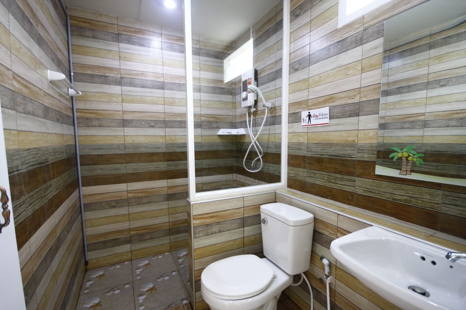 Standard Double Room  | Bathroom | Shower, free toiletries, towels