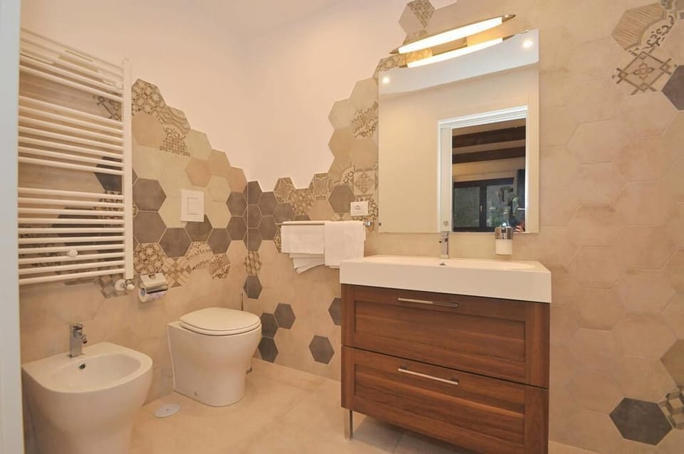 Triple Room | Bathroom | Shower, free toiletries, hair dryer, bidet
