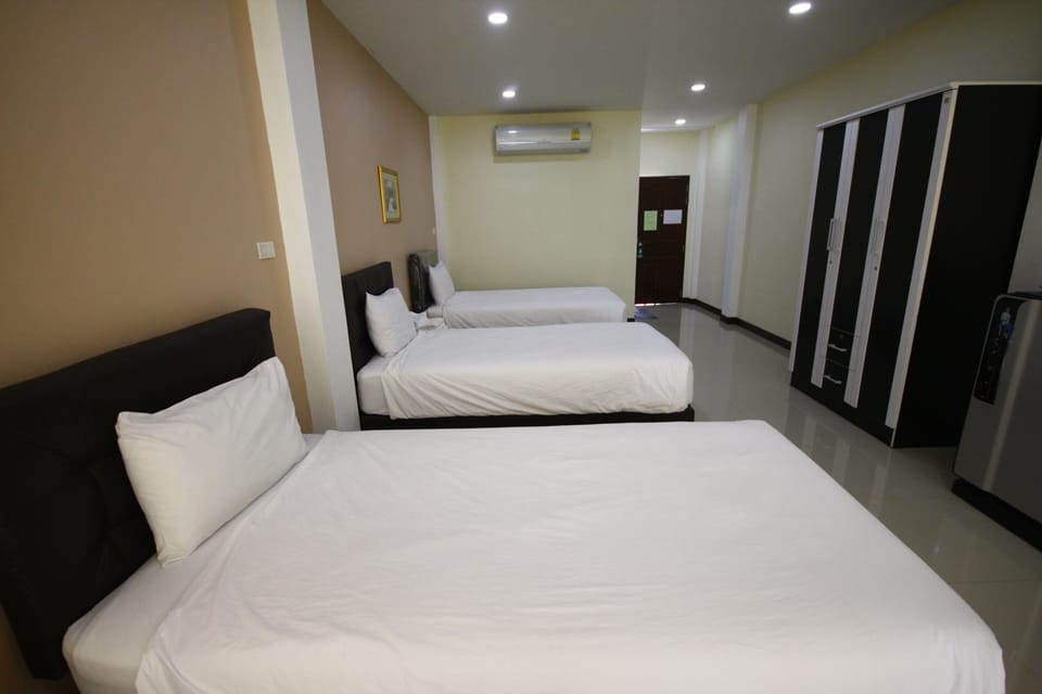 Deluxe Triple Room | Desk, rollaway beds, free WiFi, bed sheets